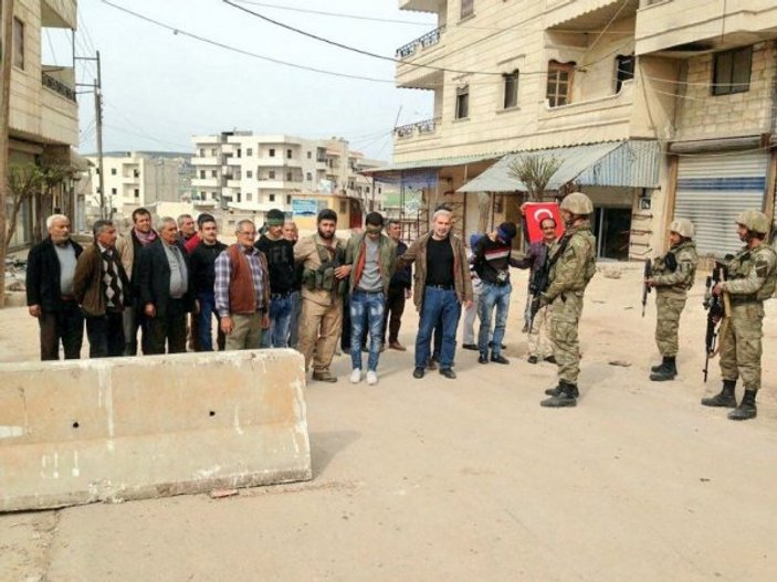 Afrin halkı yakaladıkları teröristleri teslim etti