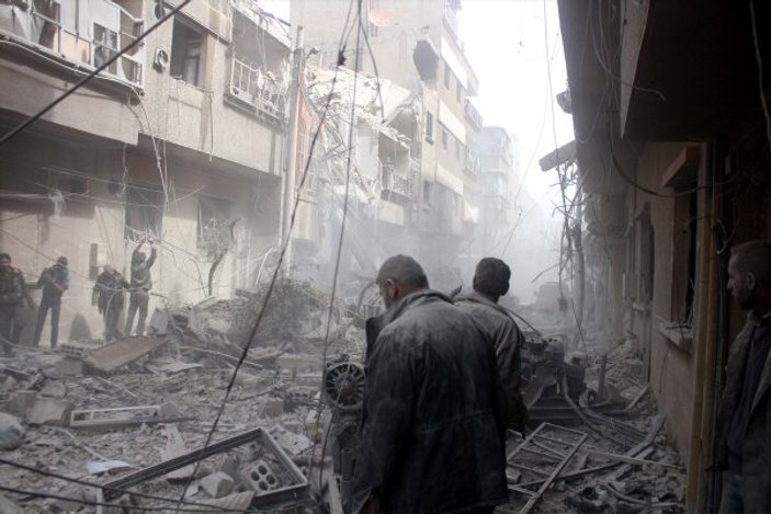 Esad rejimi sivillere bomba yağdırdı