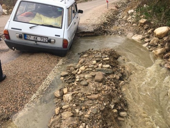Sinop'ta su borusu patladı, yol çöktü