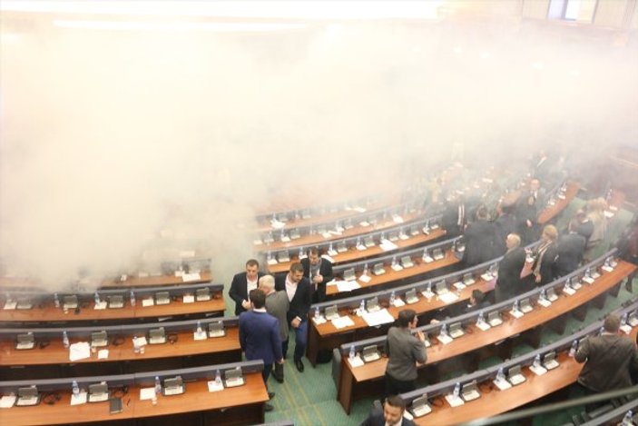 Kosova Meclisine yine gaz atıldı
