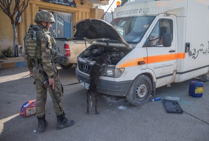 Mehmetçik Afrin’de teröristlere ait sığınakları imha ediyor