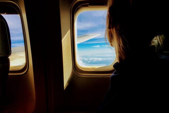 Uçakta cam kenarına oturmak gribe engel oluyor