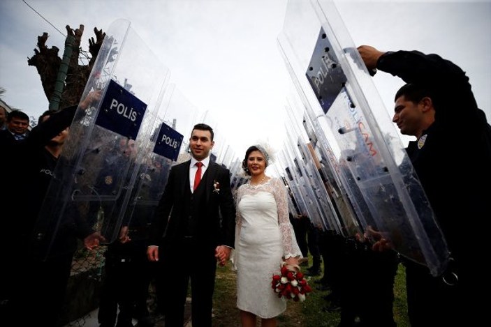 Polis, kendini vuran meslektaşıyla evlendi