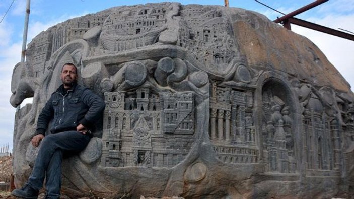 Suriyeli heykeltıraş 117 tonluk kayaya barışı işledi