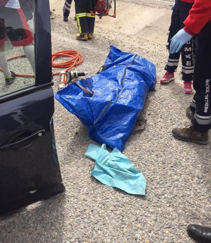 Uşak'ta otomobil otobüsle çarpıştı: 1 ölü