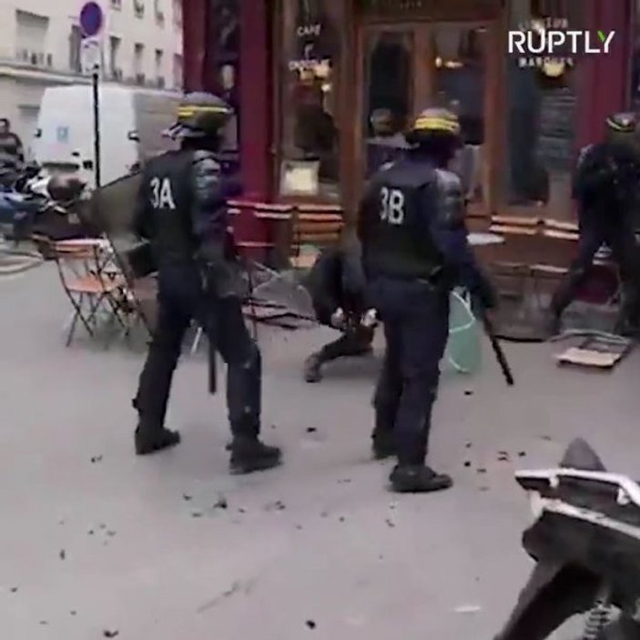 Fransa'da Macron karşıtı gösteriye polis dayağı
