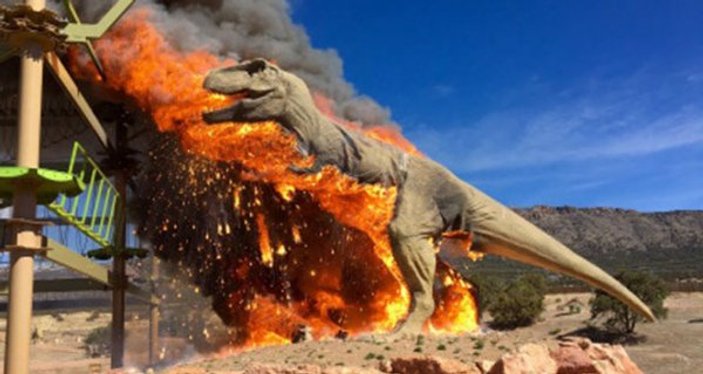 Amerika'da dev dinozor maketi alev alev yandı