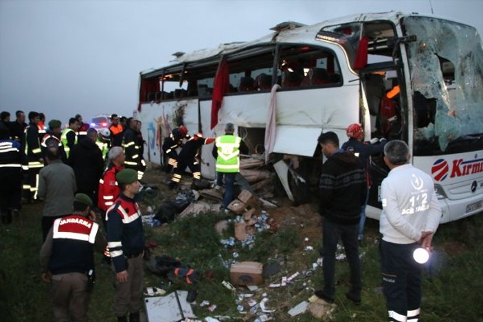 Aksaray'da yolcu otobüsü devrildi: 4 ölü 37 yaralı