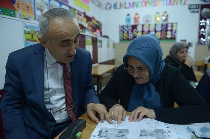 Sivas'ta 63 yaşındaki kadının okuma sevdası