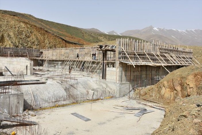 Hakkari'de alt yapı çalışmaları kaldığı yerden devam ediyor