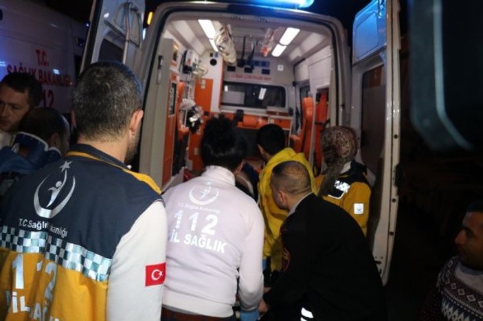 İstanbul'da duran kamyona çarptı: 2 yaralı