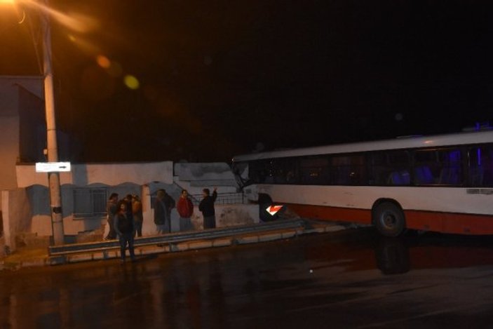 İzmir'de kontrolden çıkan otobüs eve girdi