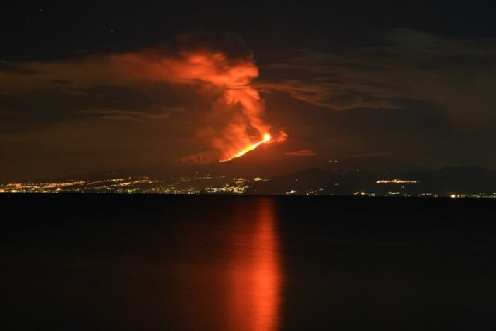 Etna Yanardağı denize doğru kayıyor