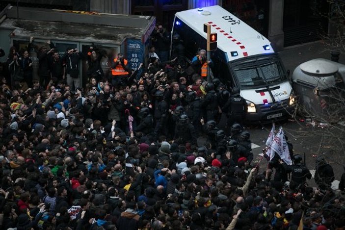 Puigdemont gözaltına alındı, İspanya karıştı
