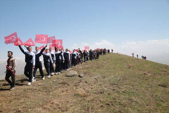Hakkari'de Zeytin Dalı'na destek yürüyüşü
