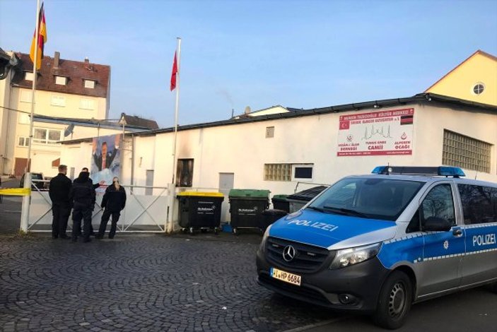 Almanya'da camiye molotoflu saldırı
