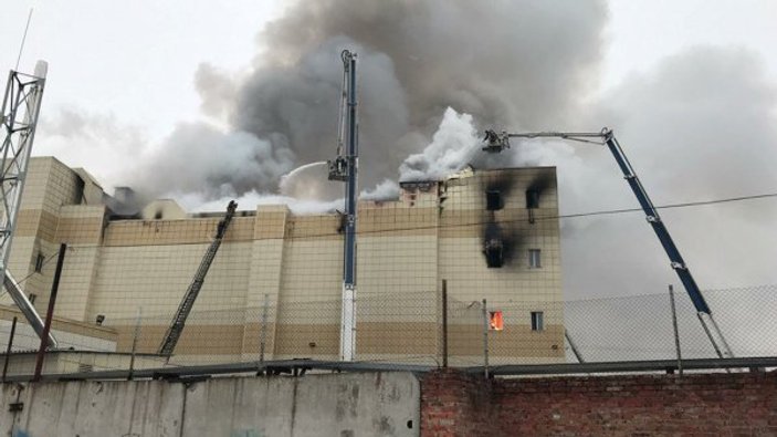 Rusya'da AVM yangınında 64 kişi hayatını kaybetti
