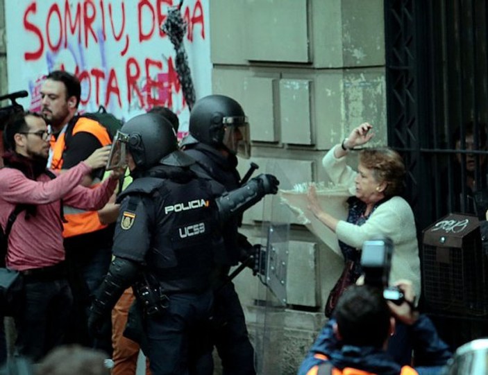 Katalonya'da polis dayağı