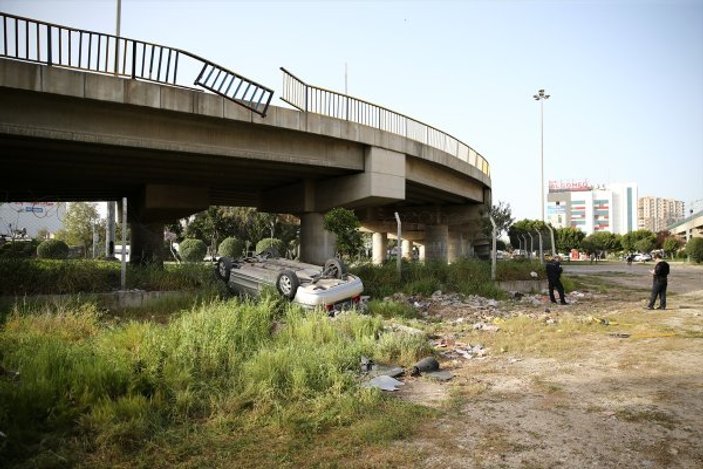 Adana'da otomobil köprüden düştü