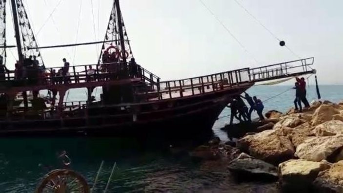 Antalya'da tur teknesi kayalıklara çarptı
