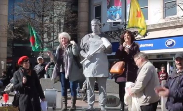 İskoçya'da canlı Kawa heykeli yaptılar