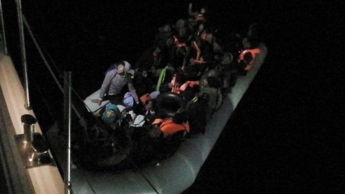 İzmir’de 16'sı çocuk 49 kaçak göçmen yakalandı