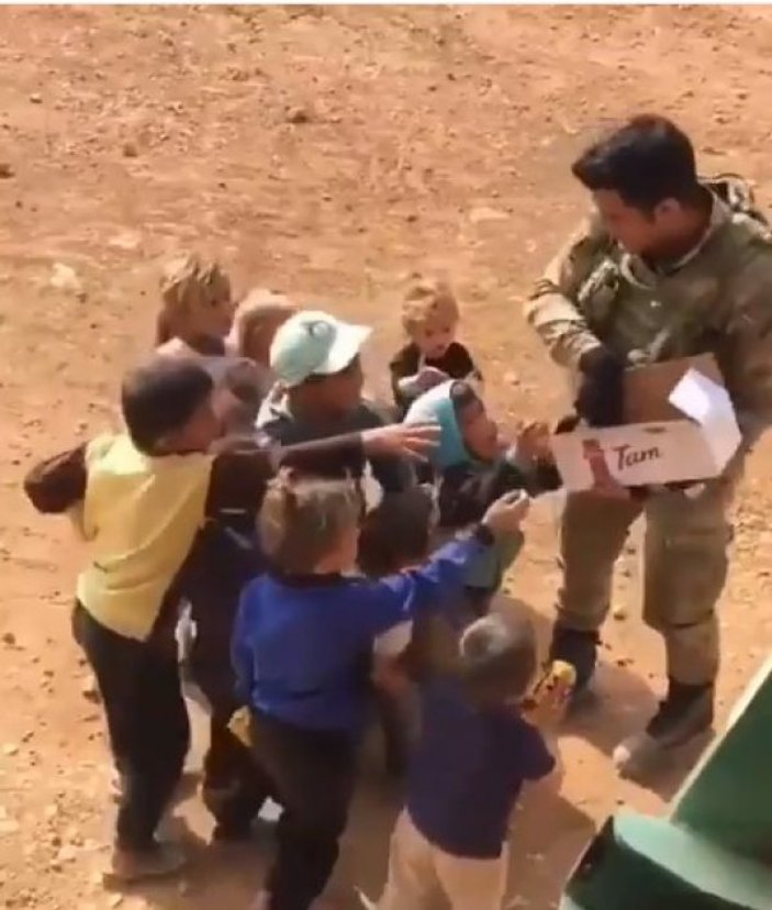 Mehmetçik Afrin'de çocukların mutluluk kaynağı oldu