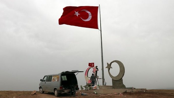 Afrin sınırına Türk bayrağı dikildi