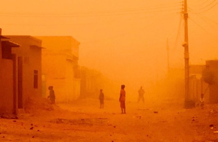 Sudan'da kum fırtınası kenti yuttu