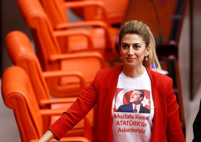 CHP'den Atatürk tişörtü protestosu