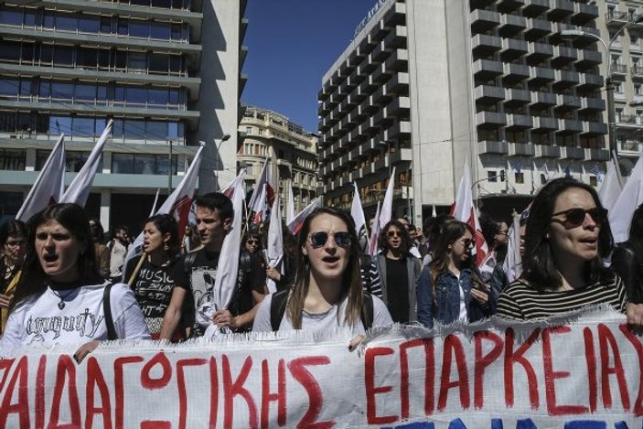 Yunanistan'da öğretmenler sokağa indi