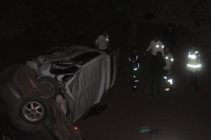 Bayburt'ta iki otomobil çukura düştü: 8 ölü