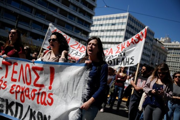 Yunanistan'da öğretmenler sokağa indi