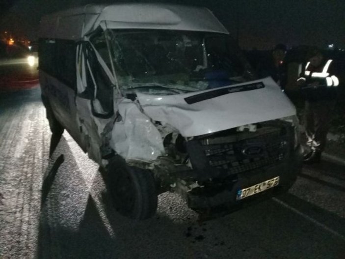 İzmir'de minibüs ile tır çarpıştı: 4 kişi yaralandı