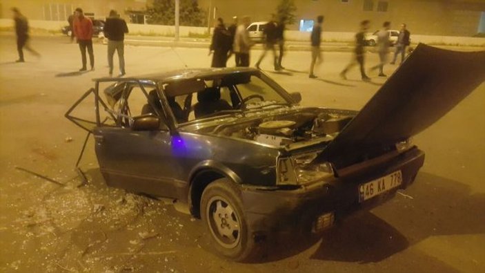 Kahramanmaraş'ta kaza: İkiye ayrılan araçtan sağ çıktılar