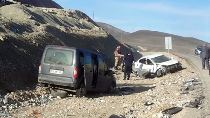 Erzurum'da iki araç kafa kafaya çarpıştı