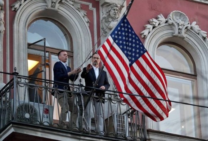 ABD Rusya'dan bayrağını indirdi