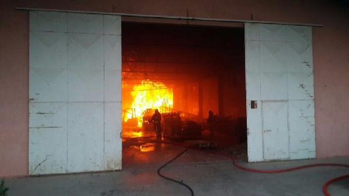 Bursa'da palet fabrikasında yangın çıktı