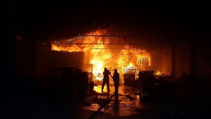 Bursa'da palet fabrikasında yangın çıktı