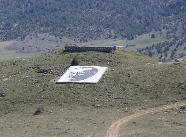 Ata’ya giden yolu 11 kilometre boyunca ağaçlandırdılar