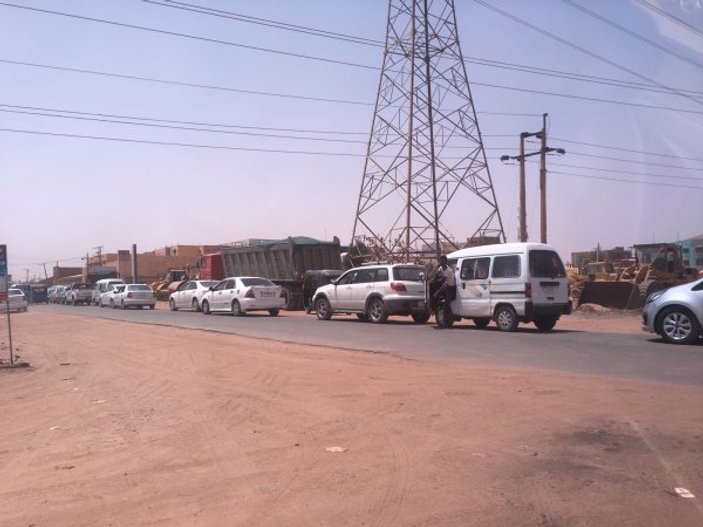 Sudan'da kilometrelerce uzunluktaki benzin kuyruğu