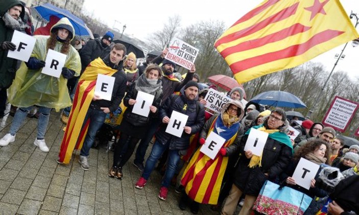 Tutuklu Katalonya lideri Puigdemont ilk kez konuştu