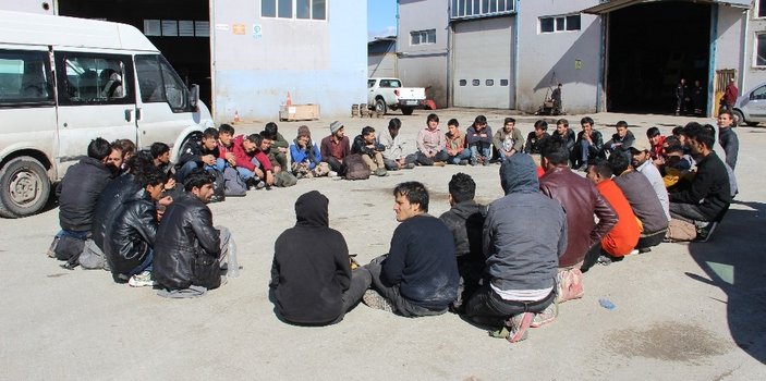Erzurum'da 12 kişilik minibüsten 42 kaçak göçmen çıktı