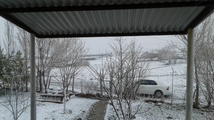 Sivas'a nisan karı yağdı