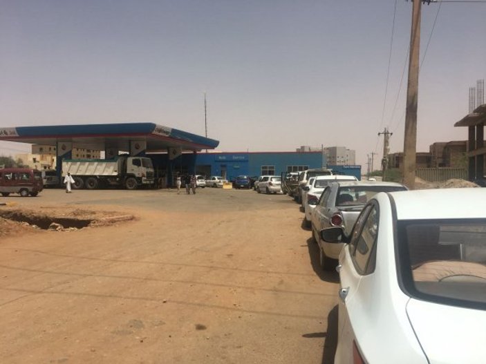 Sudan'da kilometrelerce uzunluktaki benzin kuyruğu