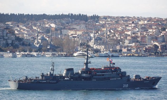 Rus eğitim gemisi İstanbul Boğazı'ndan geçti