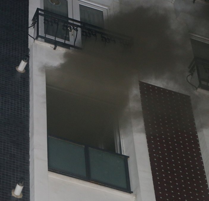 Küllükteki söndürülmeyen sigara bir daireyi küle çevirdi