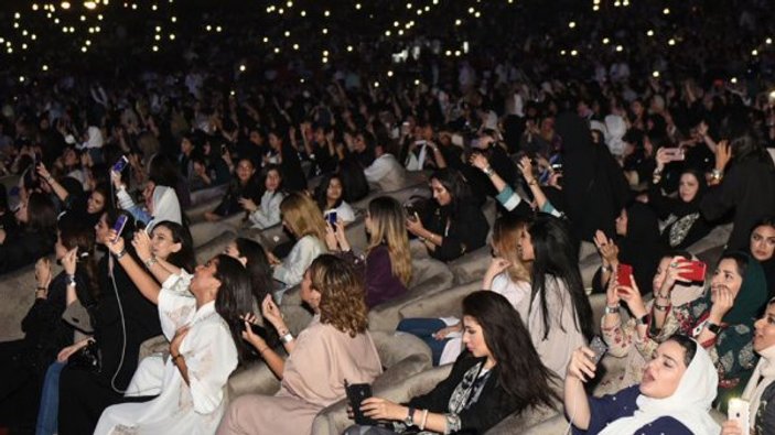 Suudi kadınlar ilk defa konsere gitti