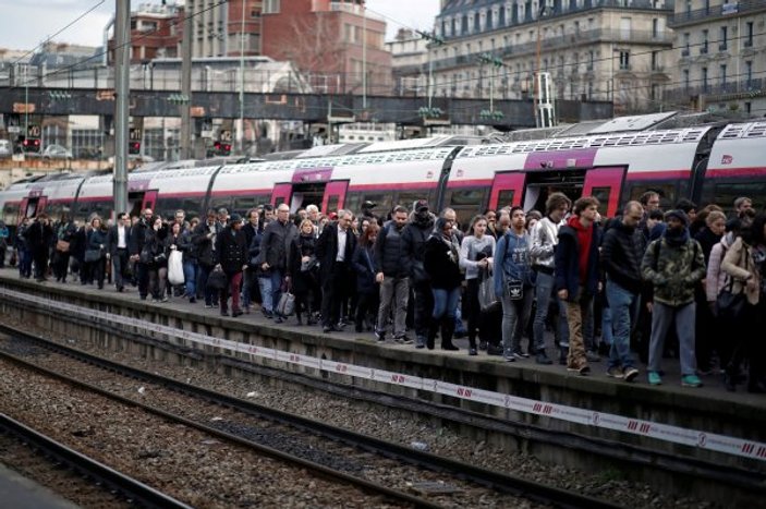 Paris'te medeniyet: Trene camdan bindiler