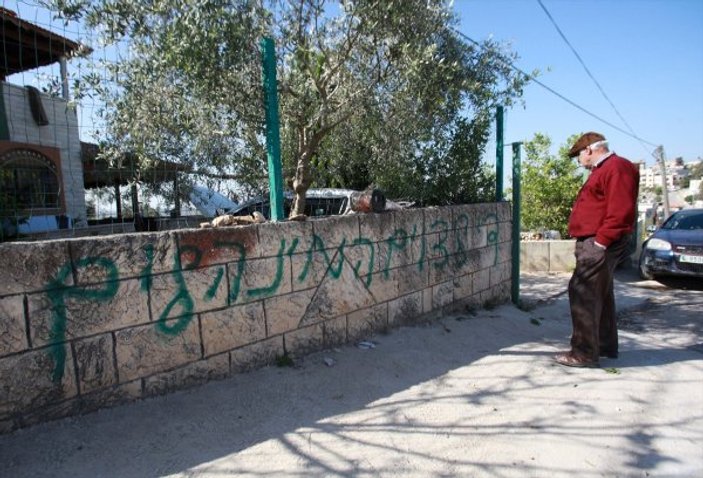 Yahudi yerleşimciler Filistin mahallelerine saldırdı